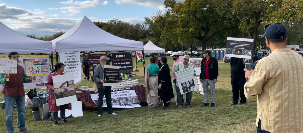 kashmirArchives's tweet photo. The #Kashmiri community in #WashingtonDC sharing their stories on #22OctoberBlackDay at Washington monument.
Most people we spoke to, knew about #Pakistan’s role in spreading terror today.
But few people knew about #Pakistan’s invasion and pillage of #Kashmir in #October1947. https://t.co/GzO0w6U55O