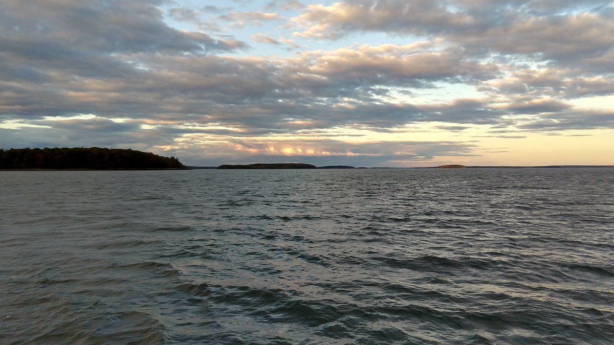 mellanella's tweet photo. This is the best time of year for riding the ferry.
#chebeague #cascobay https://t.co/Ze48lc4fBf
