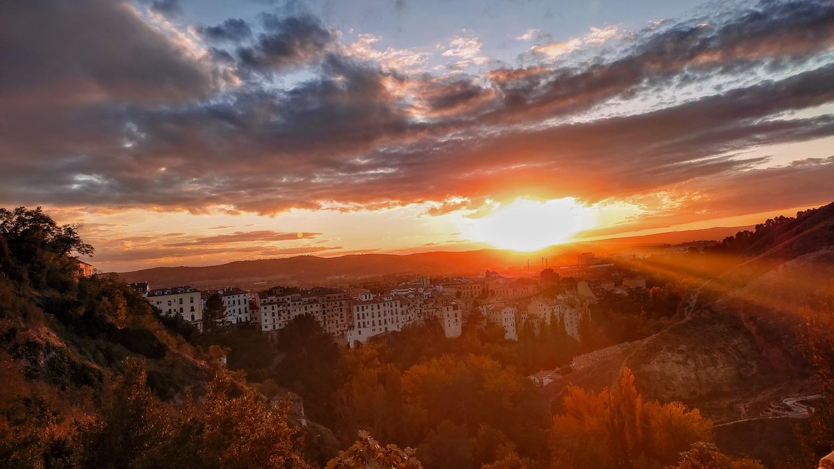 ANGELSUAREZHERR's tweet photo. Buenas noches Cuenca!! https://t.co/C9v91rfGQB