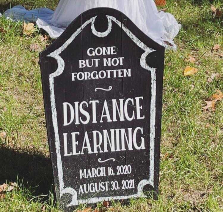 ArlParentsforEd's tweet photo. 👻 🎃 spooky signage spotted in Arlington. We feel this in our 🦴. https://t.co/C142LEhYaO