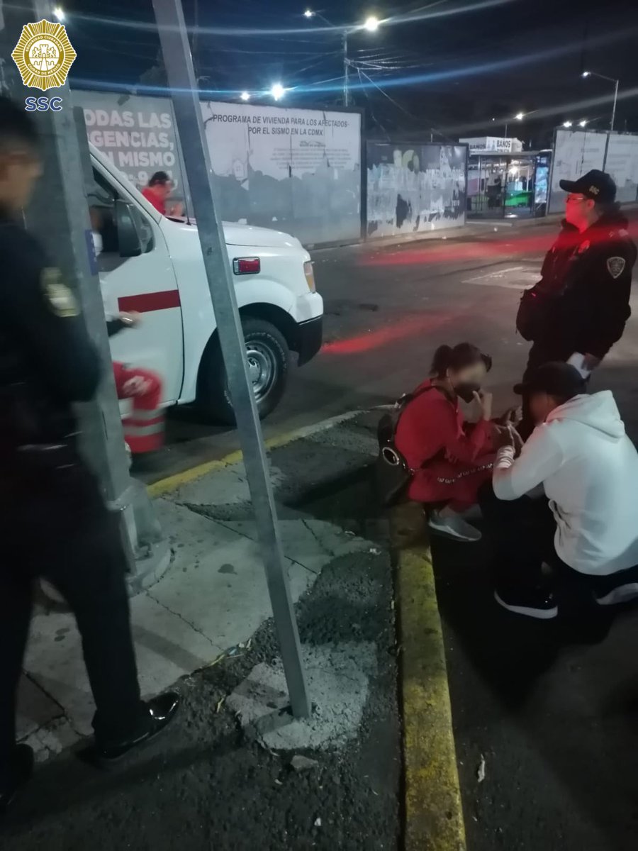 AztecaNoticias's tweet photo. Policías de la @SSC_CDMX #evitaron que una mujer atentara contra su integridad física, cuando al parecer intentaba #arrojarse desde un puente peatonal ubicado en la alcaldía #GAM. https://t.co/kDzVDKckSn