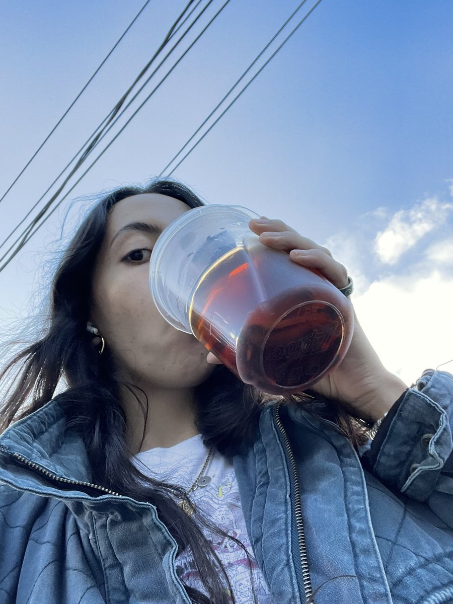 sofia44835702's tweet photo. catch walking round the neighborhood w my tea https://t.co/fQ4LbYD8Pk