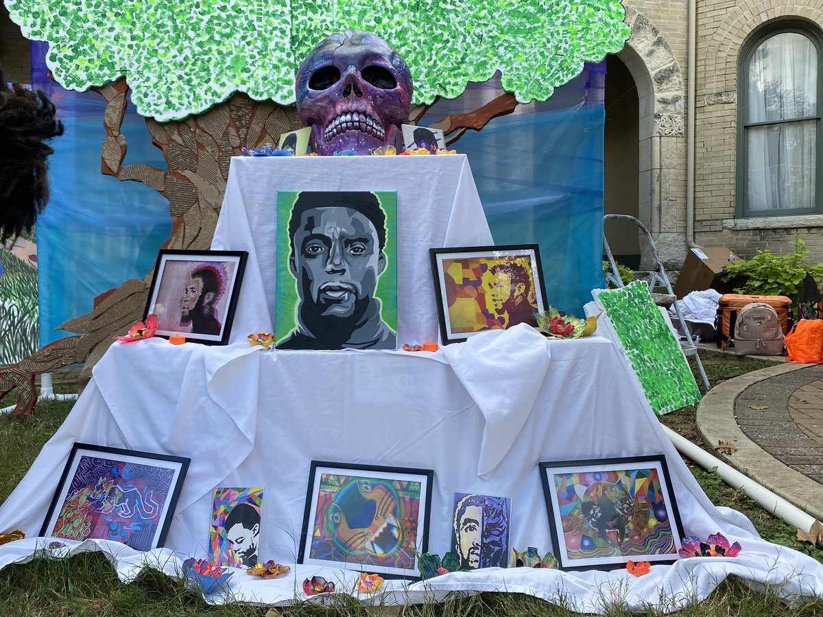 Our altar honoring Chadwick Boseman is almost perfect! Download the @muertosfest “Dia de los Muertos @ Hemisfair Park” app to vote for the Harlan High School student altar! Voting ends Sunday afternoon! @art_harlan @NISDHarlan @NISD https://t.co/GyCLrBNWhL