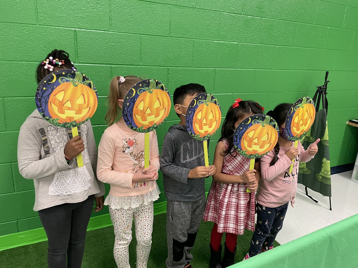thefrogpond102's tweet photo. Love that my colleagues want to collaborate and create with me! This week was all about pumpkins in kindergarten! Thanks to @CanvaEdu and @DoInkTweets! @montclair_elem @Miss_Hains_Ks @miss_schaub_kg @miss_tuller https://t.co/bgNMsFaItL