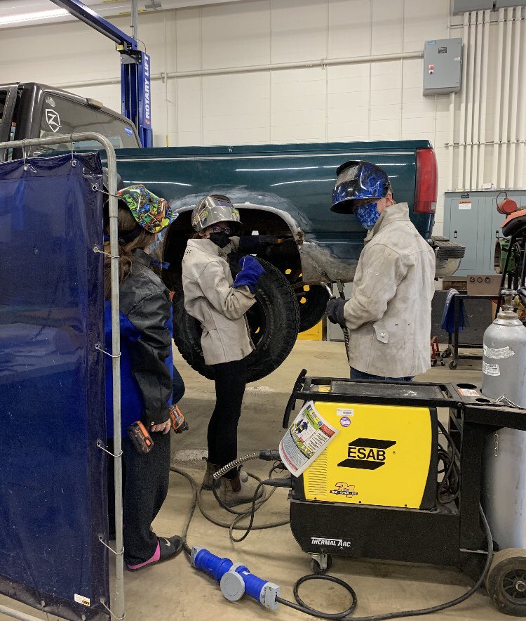 Wow!  So many amazing SHSM opportunities at #JDSS <a href="/BluewaterDSB/">Bluewater DSB</a>. These classrooms are equipped with state of the art equipment and incredible staff that provide students hands-on learning, knowledge and real life experiences that are life changing!  <a href="/GreyBruceOYAP/">Grey Bruce OYAP</a> #Pathways
