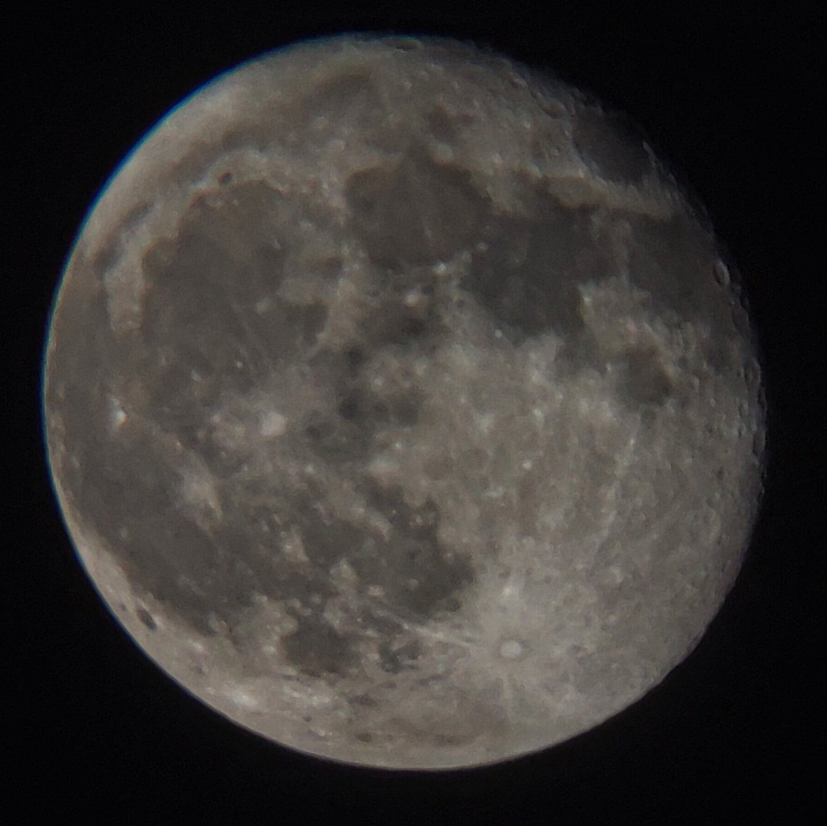 lupus_sch's tweet photo. Mond aufgenommen mit einem OnePlus 9pro und einem Minolta 5.6/250mm Spiegeltele
#shotononeplus #oneplus #OnePlus9pro #OnePlus_DE
https://t.co/P1XbpHU9Tf https://t.co/IshzW9WQtM