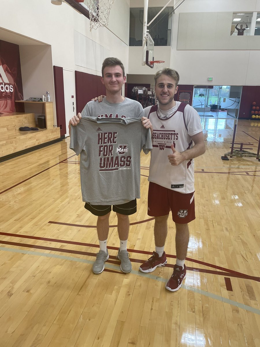 UMassBBallMgrs's tweet photo. The Manager of the Week Award goes to Matt Thissell ‘25! Award presented by our very own Rich Kelly. #HereForUMass https://t.co/fpR0MCFGCW