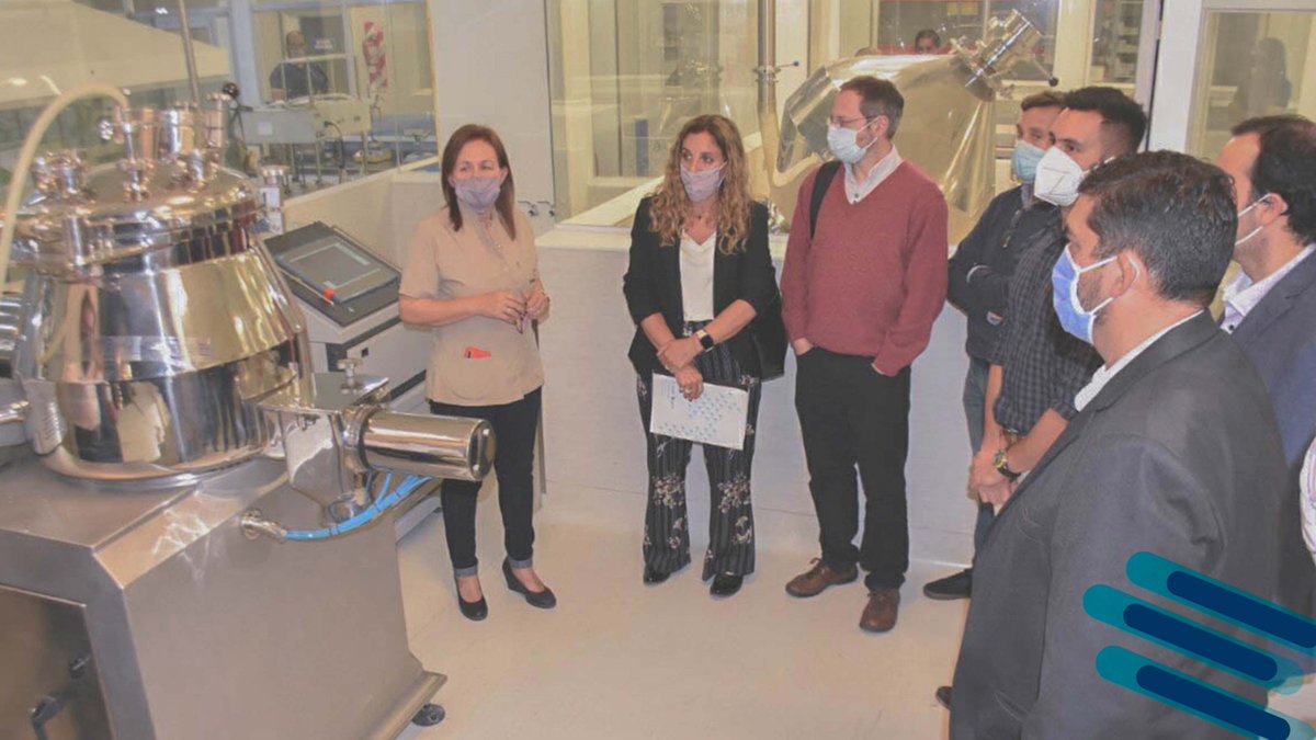 MinEcoFsa's tweet photo. 🗣Autoridades de la @Anlap_ar visitaron la planta de #LAFORMED y recorrieron las instalaciones de sus laboratorios; además, junto al Ministerio de Economía firmaron acuerdos de convenios de colaboración en donde renovaron la adhesión d a la Red de Laboratorios Públicos. https://t.co/EHiSlQ81SJ