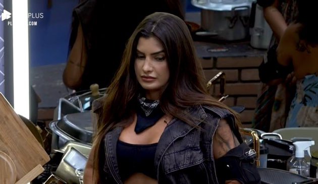 marinaferrariof's tweet photo. Fica bem Marininha 💕🥺 #TeamMarina https://t.co/e8Q8HzsvPf