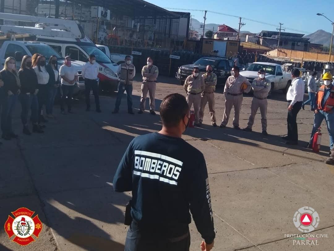PoliciaParral's tweet photo. Protección Civil y Bomberos impartió una capacitación sobre teoría del fuego, tipos de extintores así como el uso y manejo de los mismos, al personal de CFE de nuestra ciudad.

Nuestra labor es garantizar la seguridad de #LaCapitaldeloBueno 👨🏻‍🚒🚒 https://t.co/SVbodfVgBi