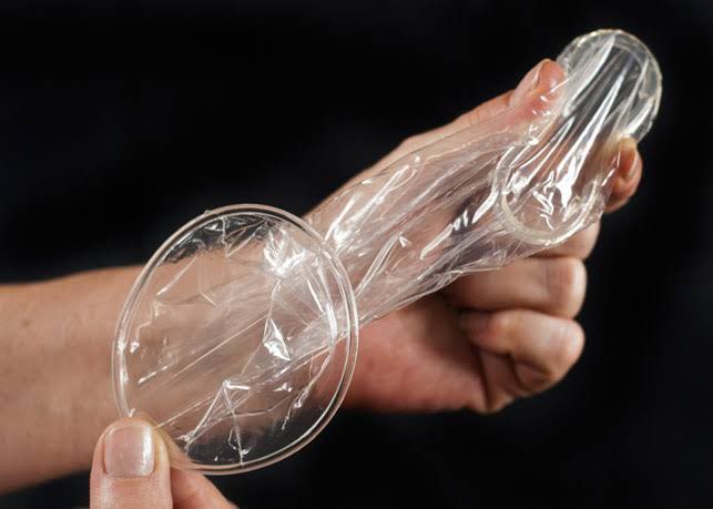 El condón femenino o interno es un condón fuerte, suave y transparente; tiene un anillo interior flexible y un anillo exterior que lo mantienen en su sitio durante las relaciones sexuales.