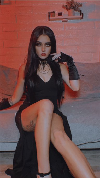 Blitzed Missy as Morticia Addams? 😉🖤 https://t.co/7dTv4o0eay