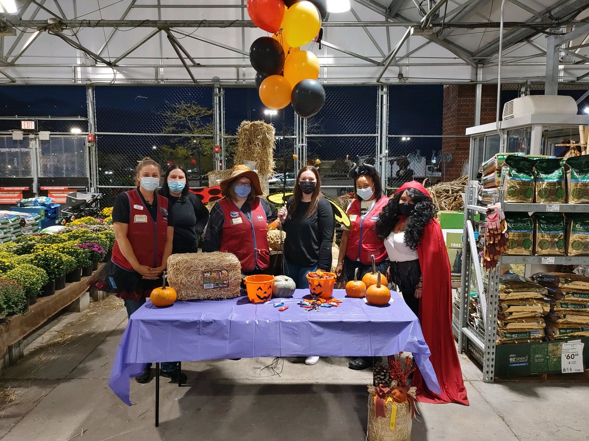 KyleBrell's tweet photo. Last night we celebrated Halloween Early at Lowe’s!  Our team was happy to hand out candy to all the kids who came in dressed up for Beggar’s Night! @brian_aliff @EboLowe @Jrmill840 @BlueTeam_R21 @kplowery6b https://t.co/09cUHeMXAT