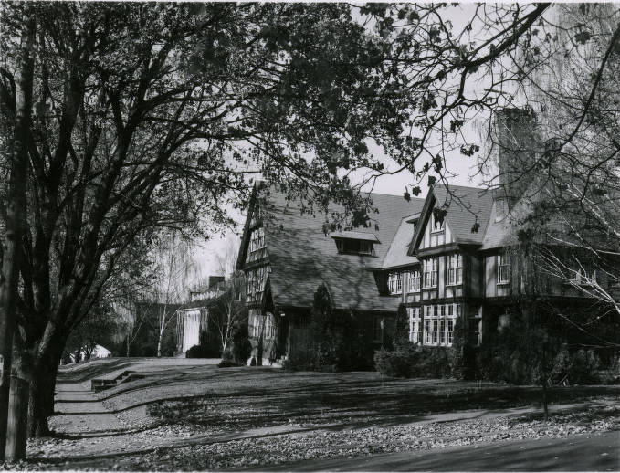 Flashback Friday: Pullman's Beta Theta Pi house is seen here on November 5, 1952. With special thanks to <a href="/WSULibraries/">WSU Libraries Pullman</a>. <a href="/WSUBeta/">Beta Theta Pi - Washington State University</a> #WSU #GoCougs