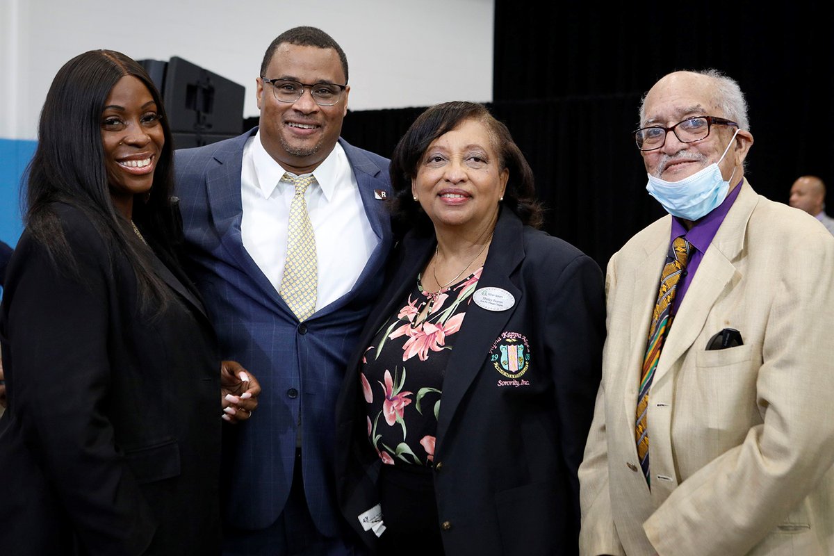 ymcanyc's tweet photo. Exciting day for the #Bronx! 

The Northeast Bronx Y welcomed @VP Kamala Harris, NY Governor @KathyHochul, Speaker @CarlHeastie, @NYCMayor, U.S. Rep. @AOC, U.S. Rep. @JamaalBowmanNY &amp; more for a press conf. around the Build Back Better Agenda. 

Read more! https://t.co/t6kbSiAxpu https://t.co/3HmZBiYiJx