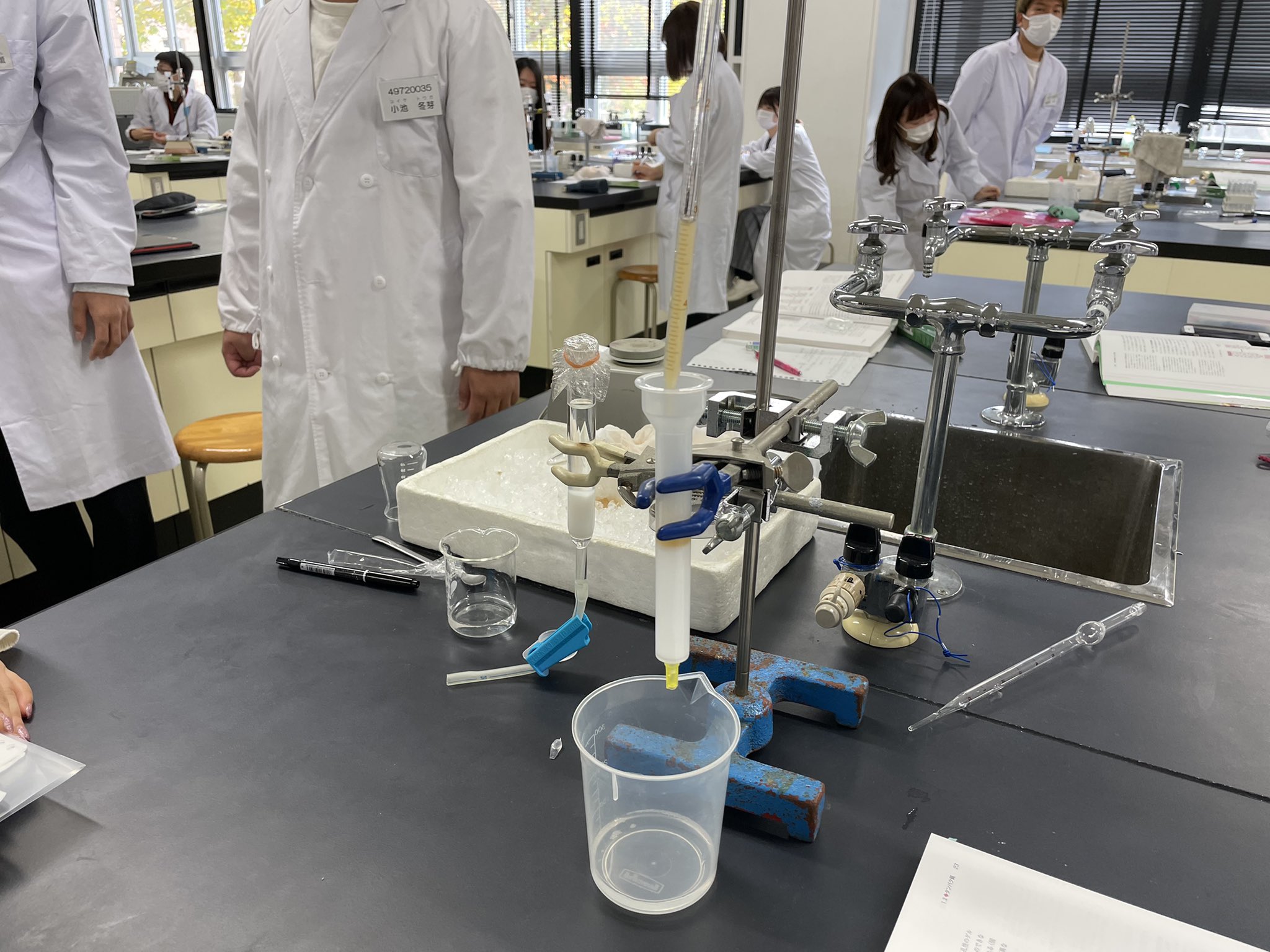 食香粧化学科 東京農業大学 自己推薦型 大自然に学ぶ北海道総合型選抜願書受付中 生物化学実験 2年生の実験 実習の一つです この実験では じゃがいもやリンゴが茶色く変色させてしまう 酵素的褐変 やヒトの皮膚におけるシミやそばかすと深く関連する