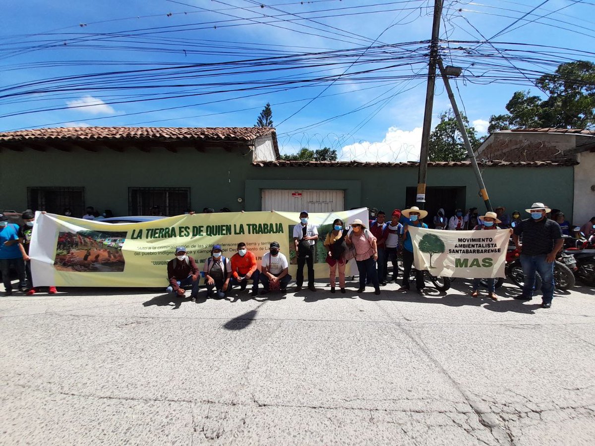🔴 #SOLIDARIDAD | Ya se encuentran en las afueras del 📍 Juzgado de Comayagua diversas organizaciones en apoyo a los compañeros Victor Vásquez y José Santos Vijil. 
Te invitamos a sumarte.
