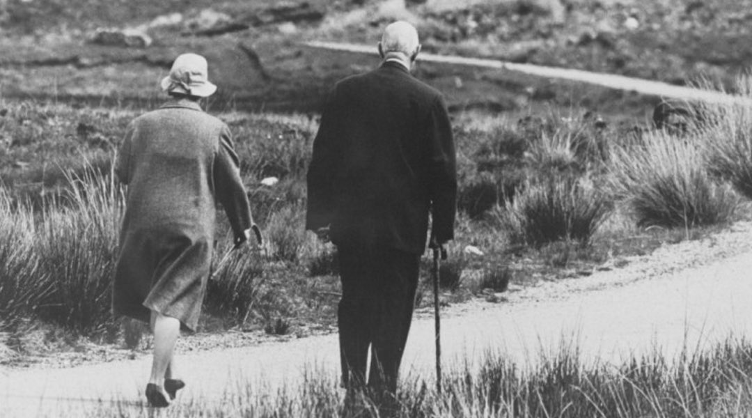 « Il n'y a qu'une fatalité. celle des peuples qui n'ont pas assez de forces pour se tenir debout et qui se couchent pour mourir. » (Charles De Gaulle)