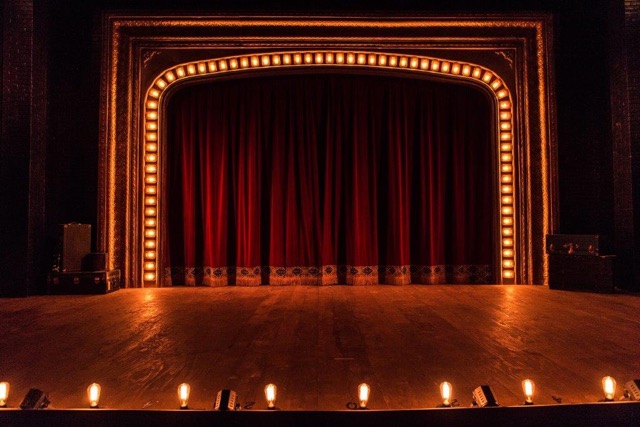 StudioTenn's tweet image. LAST CALL! 

We're accepting video submission auditions for our production of It's A Wonderful Life: A Live Radio Play through Sun, Oct 24th.

For details &amp;amp; submission requirements, visit StudioTenn.com/auditions