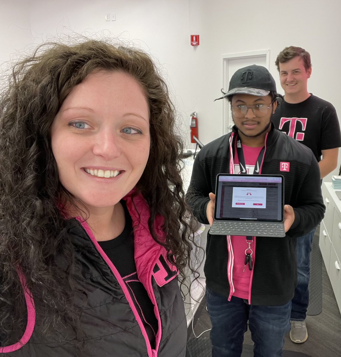 BKnollRetail's tweet image. 🎉 It’s time to celebrate! Welcome our newest Certified Mobile Expert to the #DYTFlightClub squad! Congratulations Javon Sparks! 🎉 #MobileExpert #Springfield  @CinciTrainer @wderrickindy @RJGomezIII @TracyNolan_