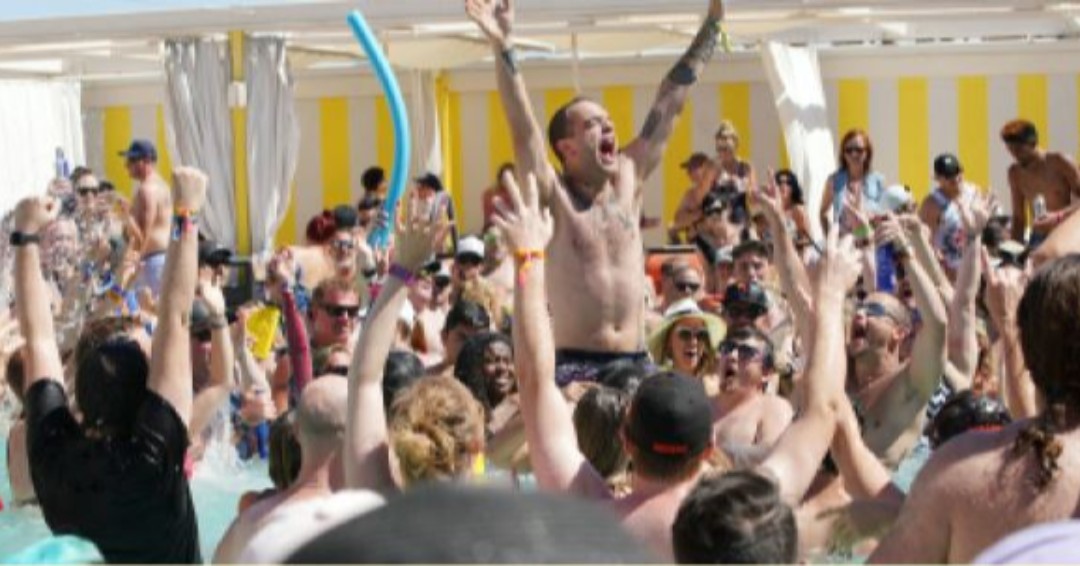 Downtown_Grand's tweet image. Celebrate @EDC_LasVegas  at #CitrusGrandPoolDeck tomorrow! The party starts at 1pm with @@AFKdubstep! Get Tix: ow.ly/zoNV50GuVU0

#Shockface #SnowdenTryce #MulaMarley #InvadeThePlace
