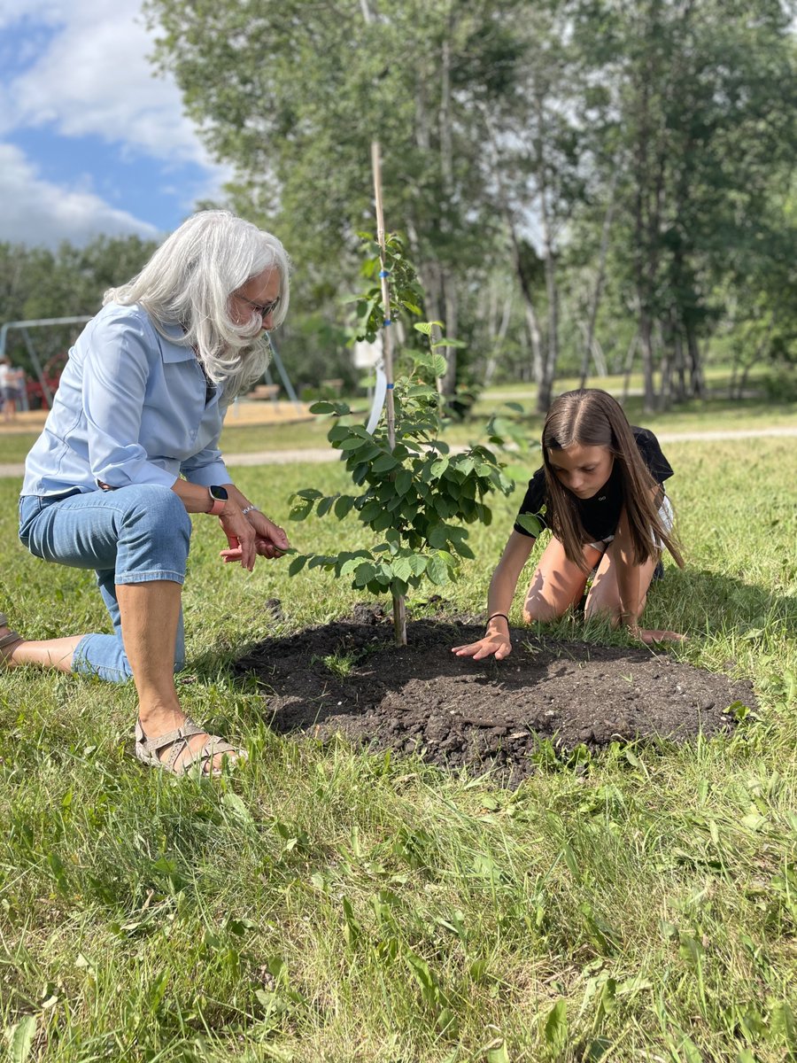 TreesWinnipeg's tweet photo. It's not too late to get your trees in the ground! In fact, now is a perfect time. ๐ณ ๐ณ ๐ณ
If you're ready to plant, but aren't sure how to begin, check out https://t.co/QsFntLa2Hu for a planting video and other tips and tricks! #MillionTreeWPG #PledgeToPlant #PlantForPrizes https://t.co/QdmQthrdOg