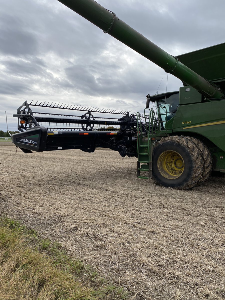 TomFarms's tweet photo. #TodayAtTomFarms

Time is of the essence with soybeans. 

Huge shoutout to 
Polk Equipment for loaning us a 3rd head to help out!

Let’s go!

#TomFarms #PolkEquipment #Soybeans #Asgrow #HugeHelp #Thanks #BayerCropScience 

PC Chris https://t.co/xBNntBo7BI
