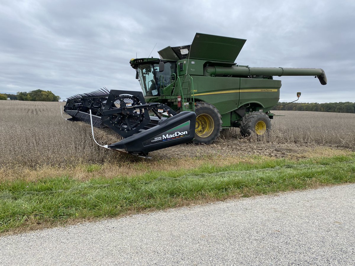 TomFarms's tweet photo. #TodayAtTomFarms

Time is of the essence with soybeans. 

Huge shoutout to 
Polk Equipment for loaning us a 3rd head to help out!

Let’s go!

#TomFarms #PolkEquipment #Soybeans #Asgrow #HugeHelp #Thanks #BayerCropScience 

PC Chris https://t.co/xBNntBo7BI