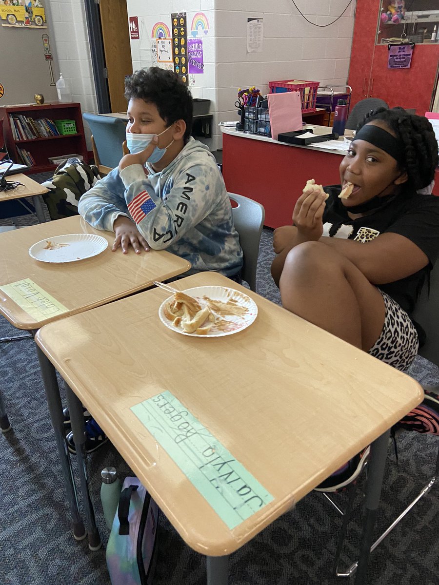 MrsGordon_HV's tweet photo. Ended our week with a fun writing activity that involved PB &amp; J! #MiddieRising https://t.co/kzUBkVBBNF