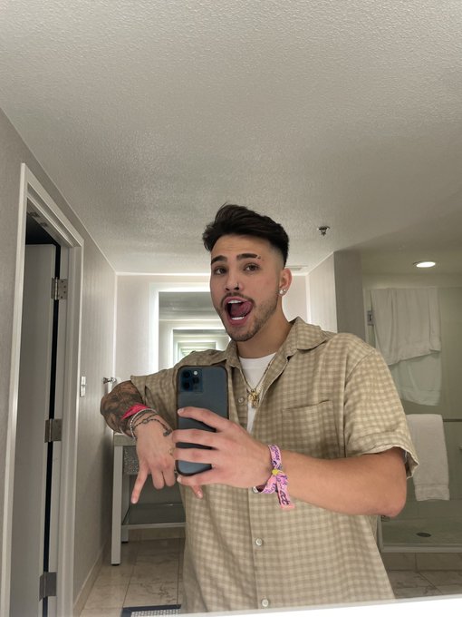 5’4 On A Good Day.’s pics and videos