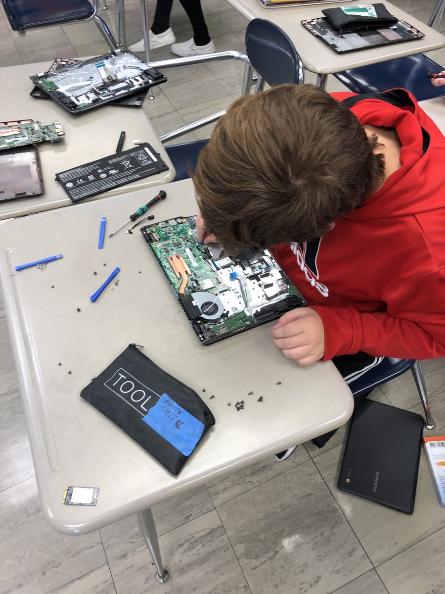Students in Mrs. Strange’s Intro to Computer Engineering class have been hard at work learning about the internal parts of the chromebooks and how to fix them. What an awesome class!  💻
