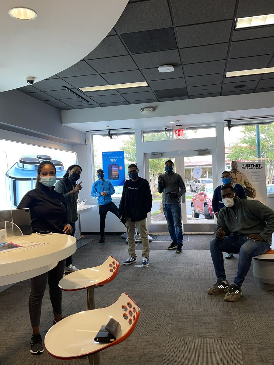 DeAngeloMc90's tweet photo. Shout out to @mercykiros for coming to #BigBankBowie helping us get better with Signature and #FirstNet @ATTNEENEE @BrandieNicole28 @jillmill321 @404girl @DomDavis_ https://t.co/LrayO5sTxs