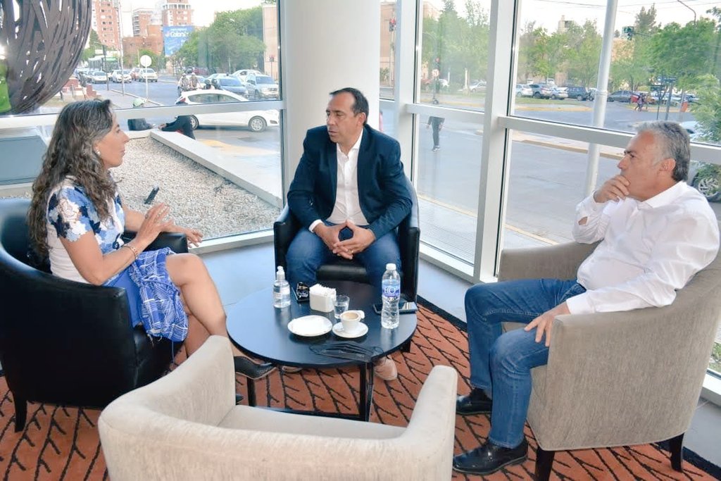 mam_intendente's tweet photo. Ayer me reuni con el Pte de la UCR Nacional @alfredocornejo y la Pte de la UCR provincial Maria Angeles Dalceggio para coordinar y fortalecer Juntos por el Cambio en Río Negro así de esta manera construimos el triunfo!!! https://t.co/FdkE9b7TUL