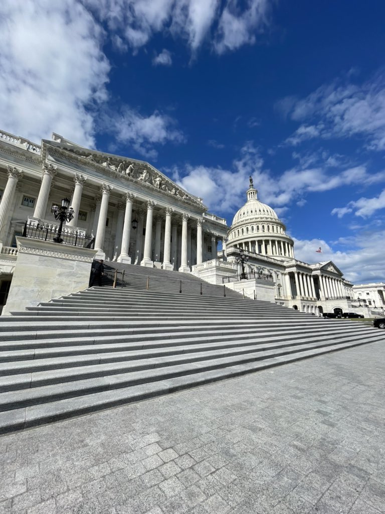 RolandLescure's tweet photo. Entretien avec @JeffFortenberry et @jahimes congressmen 🇺🇸. Nous avons échangé sur le renforcement des relations parlementaires entre 🇫🇷 et 🇺🇸 ainsi que la mobilité de nos concitoyens ou encore #ANKUS https://t.co/bE7fVRIZKg