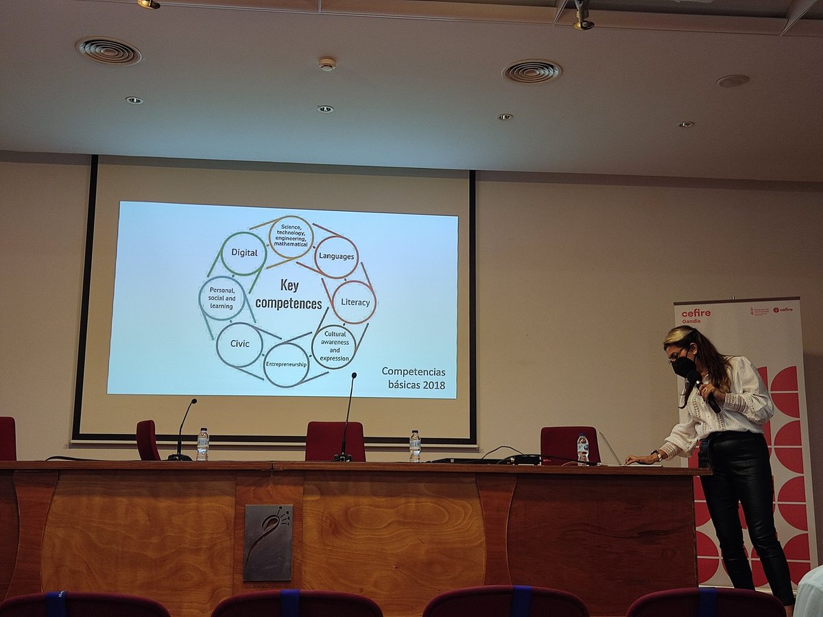 A pesar de la que esta cayendo, del gran atasco y de la reducción de la audiencia.Allí estaba una de las grandes con ocasión para dialogar sobre nuestros monstruos. GRACIAS <a href="/lindacq/">Linda Castañeda</a> una gran novadora <a href="/GVA_Cefire/">Formació, Innovació i Recursos per al Professorat</a> <a href="/ManelaFaus/">Manela</a>