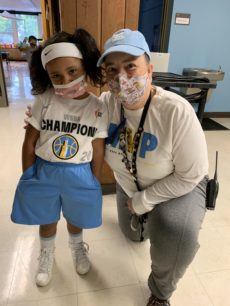 kimahefner's tweet photo. I found the cutest Sky fan at Hollywood School’s #FridaySkyday!
@chicagosky https://t.co/NwgkWRW1a1