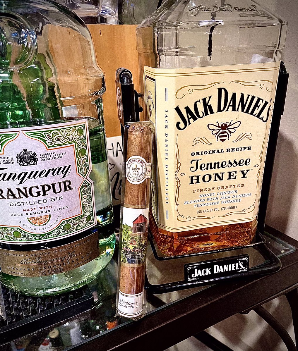 AnnapolisAsh's tweet photo. #montecristocigar #montecristovintageconnecticut #cigarnation #cigarnoise #cigarsofinstagram #cigarobsession https://t.co/HWW22EjaSW
