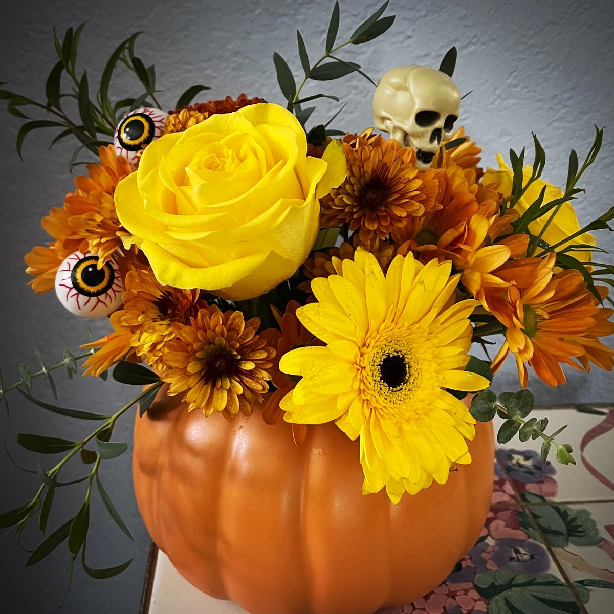 MixedBlooms's tweet photo. Friday frights! 😆🎃
.
#fridayfunday #weekendvibes #flowerstagram #flowersofIG #florist #roses #bloomnation #AgouraHills #westlakevillage #yellowflowers #falldecor #halloween2021 #805living #shopConejoValley #shopsmall #shoplocal https://t.co/nVumRMVsIq