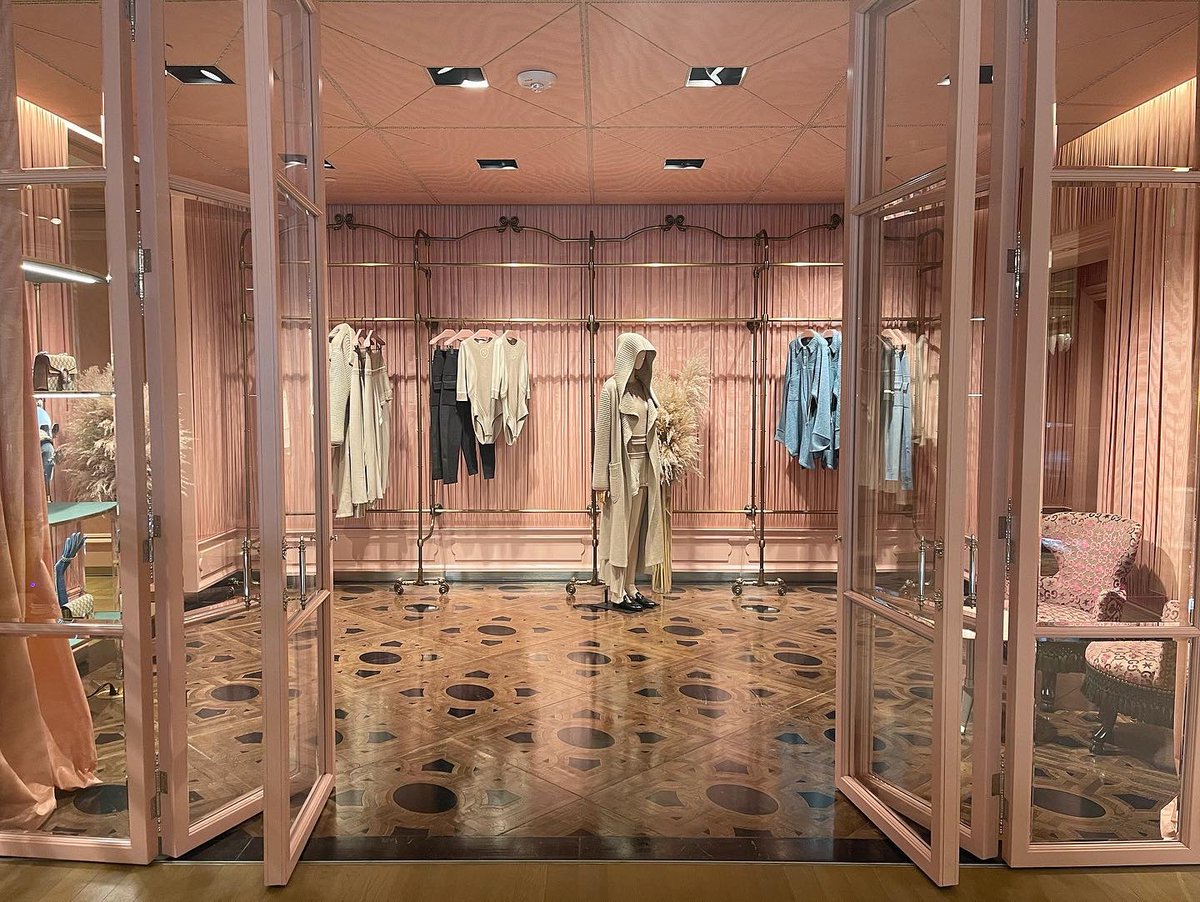 Azede's tweet photo. A huge Thank you to the team @gucci  Rodeo Drive 🤍🙏🏽 They are the sweetest and they are killing it! 💕💕

The #AzedepoweredbyGucci capsule is at the Rodeo Drive location for a limited time so go pop in to check it out soon. Ask for Gianmarco, they will take great care of you :) https://t.co/2mh8DPOqz8