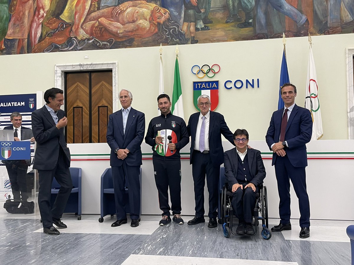 giomalago's tweet photo. Al #CONI con i medagliati olimpici e paralimpici a #Tokyo2020 della @FitarcoItalia Sono ancora vive le emozioni che ci hanno regalato Lucilla #Boari e @mauro_nespoli :due medaglie splendide, un grande lavoro di squadra per la federazione guidata dal Presidente Scarzella.Bravi! 👏 https://t.co/aGWMQ5DMAC