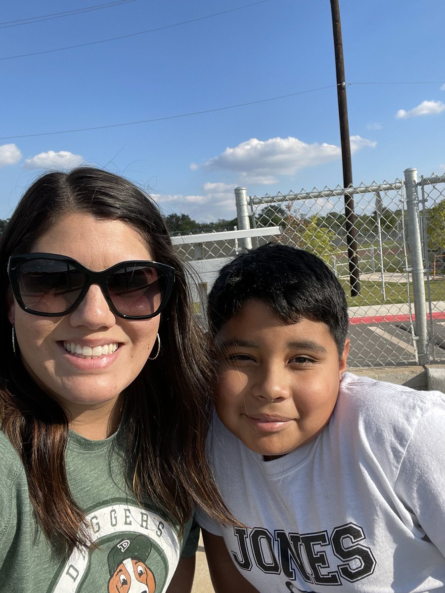 Asavsam's tweet photo. Went to watch my daughter’s @OCTennisUKnow game at @HolmesTennis and ran into one of my past @NISDDriggers students.  His excitement to see warmed my heart.  It’s always a great day when you see students from the past. https://t.co/1VdSRWSEWd