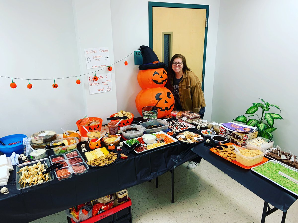 MrsCisnerosCFB's tweet photo. Spooky treats today for our first block party! Portables T, P, U and R set the bar high ❤️🦅 #sunshinecommittee #staffmorale #weliketoeat https://t.co/1WjodVC5BV