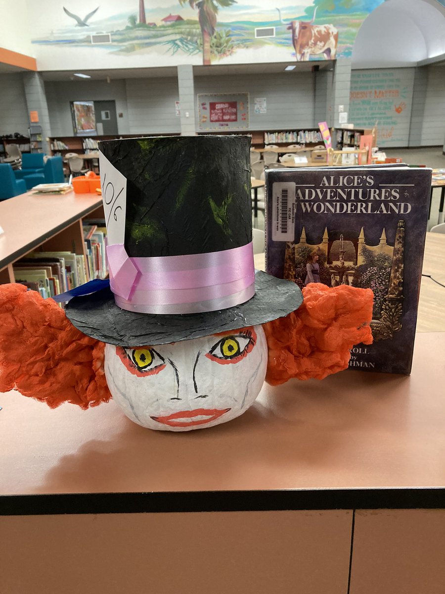 yvonnemsmith45's tweet photo. Amazing Halloween spirit!! @Sundown_e 👻🎃 #Halloween #characterpumpkins https://t.co/eCsGrICBAz