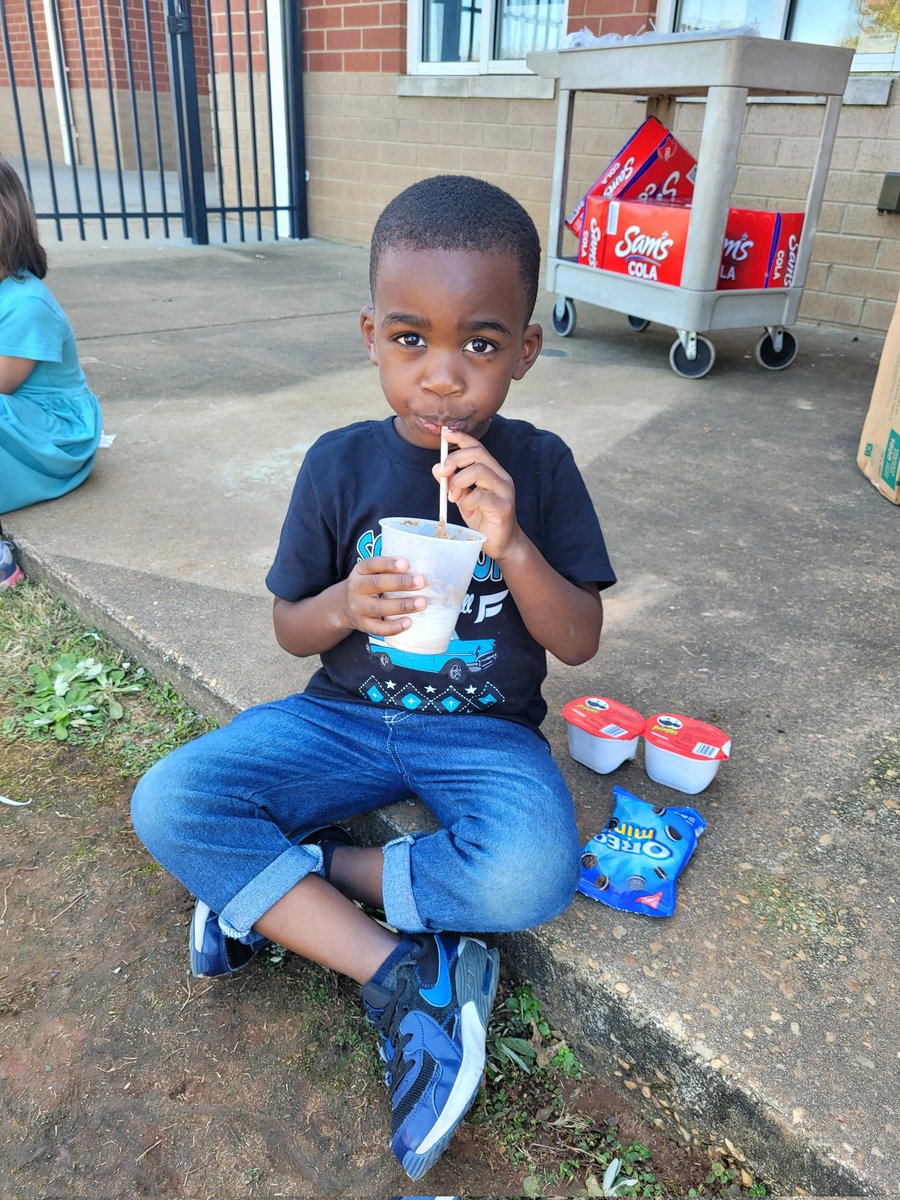ShavonneBurrow2's tweet photo. 50 Days of School Celebrations
#Kindergarten
#EEEC https://t.co/R488zp8Fu1