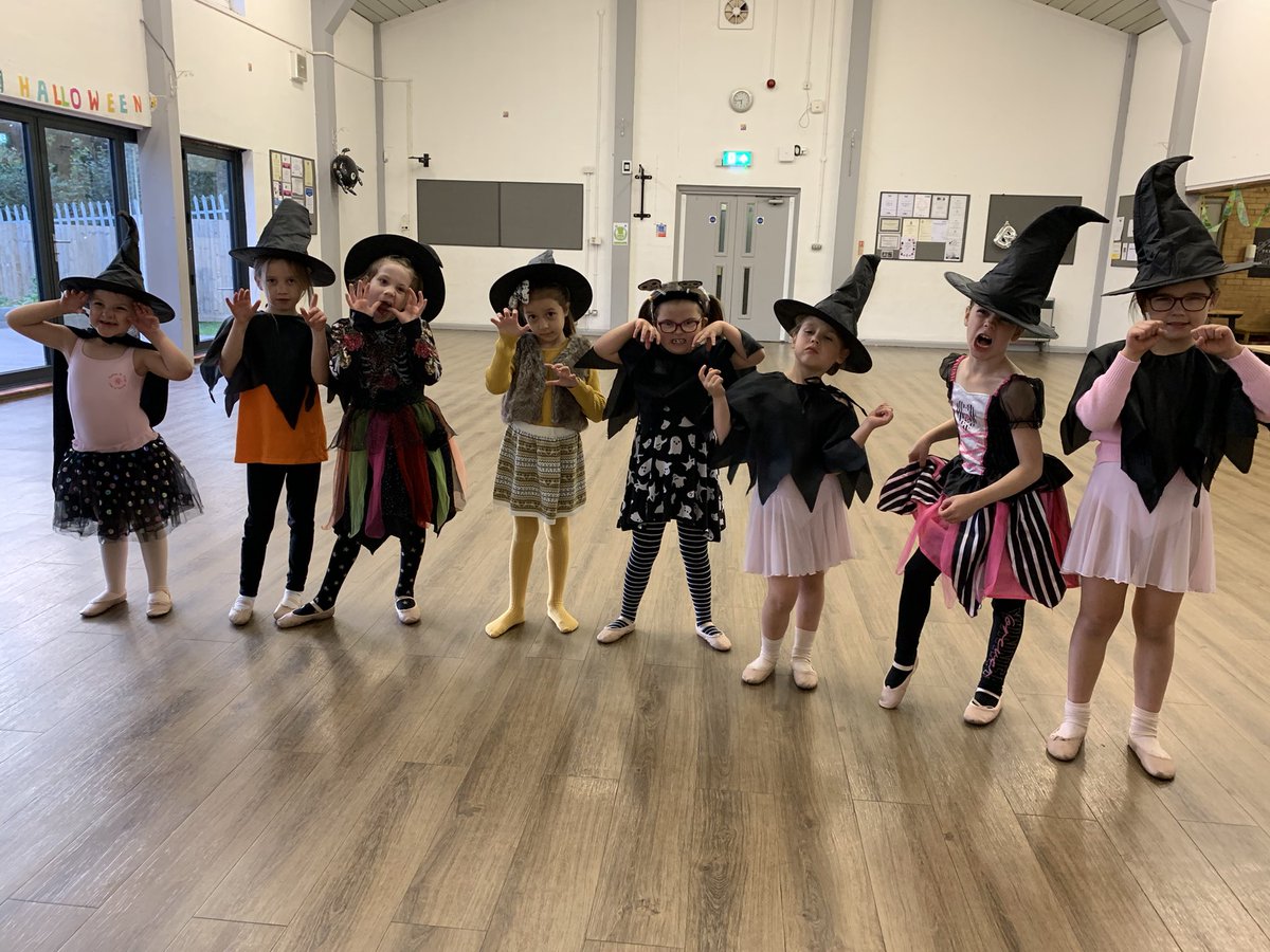 antheaking2's tweet photo. What a fabulous line up of ‘witchcraft’ 🧙♀️🧙♀️🧙♀️ x
#funclasses #dressingupisfun #halloweencostume #halloweeniscoming #barry #sully #penarth #walesprestigiousaward #cdmt #earlylearningwales https://t.co/jmPPDTDndy