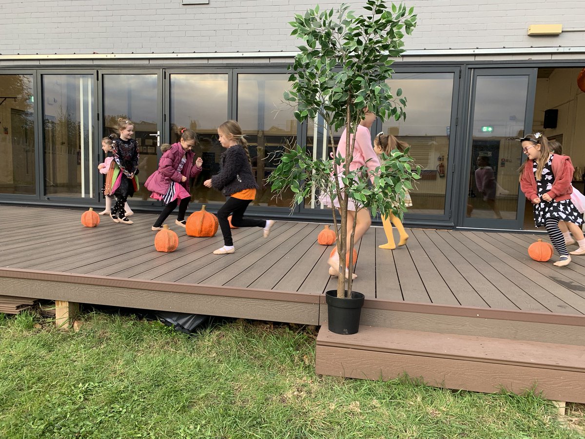 antheaking2's tweet photo. In the Pumpkin patch ! Had a fun class this afternoon and the children now looking forward to their half term holidays! Hope the weather is kind to all of us 😊
#halloweeniscoming #pumpkinpatch #funclasses #endofterm #walesprestigiousaward #barry #sully #penarth #cdmt https://t.co/SBF2FsFMhL
