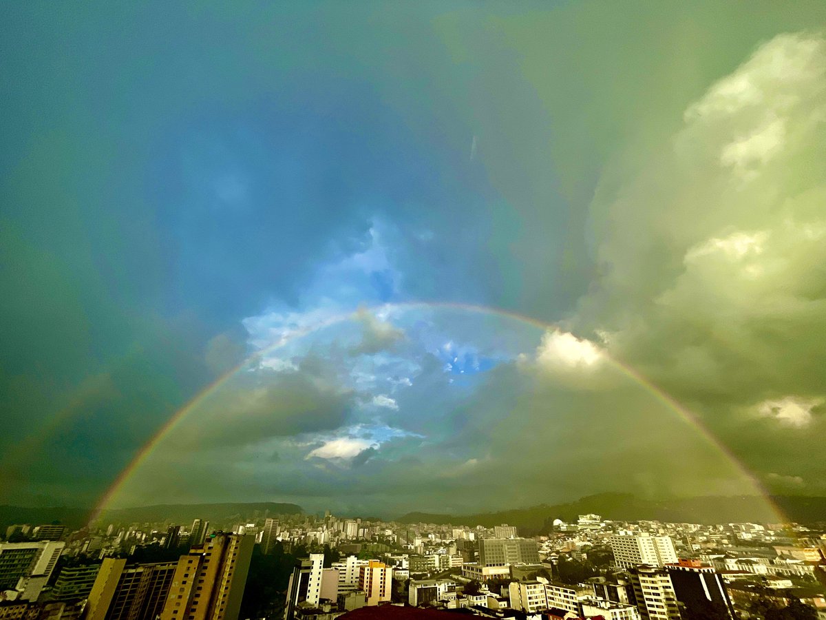 PaolaPabonC's tweet photo. #PichinchaDestinoDeColores Tras la lluvia de este viernes, Quito nos regala este hermoso 🌈, les comparto esta foto desde la Prefectura https://t.co/sukfUm11A5