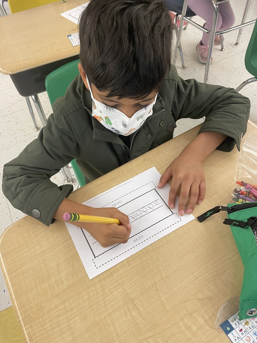 A is for apple! We had such a fun day with this fall activity. Ss worked on writing the proper letter formation for the lower case letter a, writing a simple sentence, coloring, cutting, and gluing!🍎