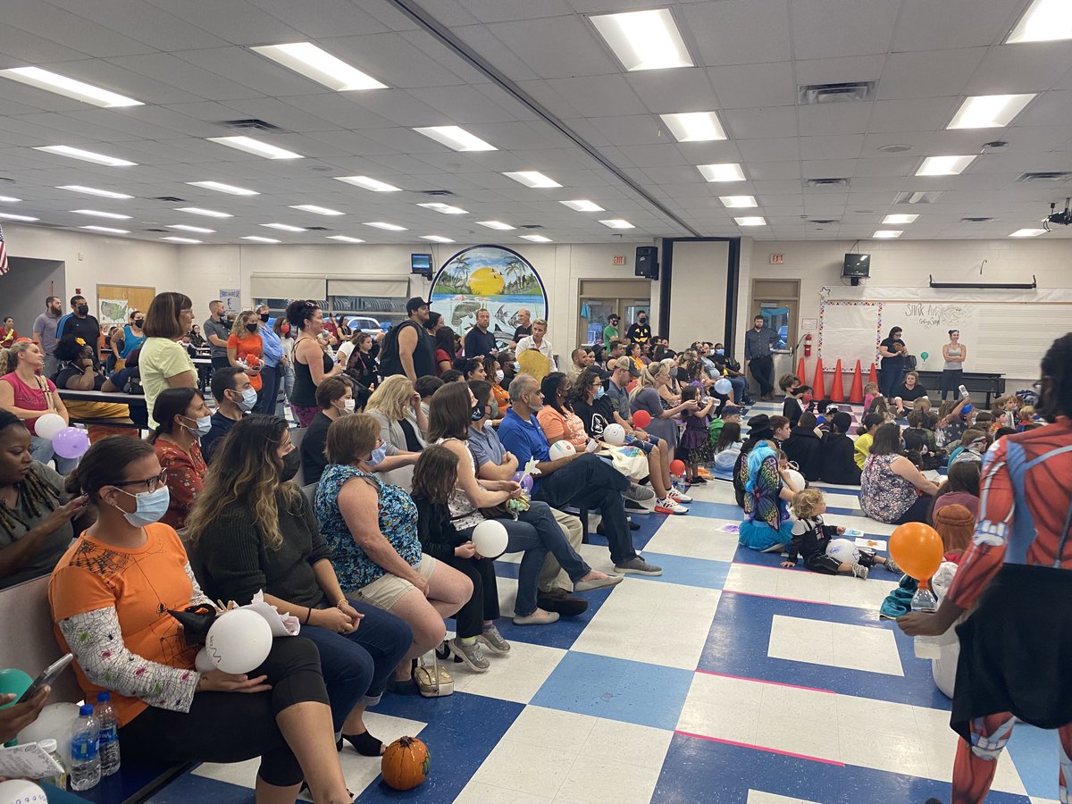 MsCookandClass's tweet photo. Harvest Happenings with our ⁦@symmessharks⁩ families! 🎃 https://t.co/yjN28Oc3IF