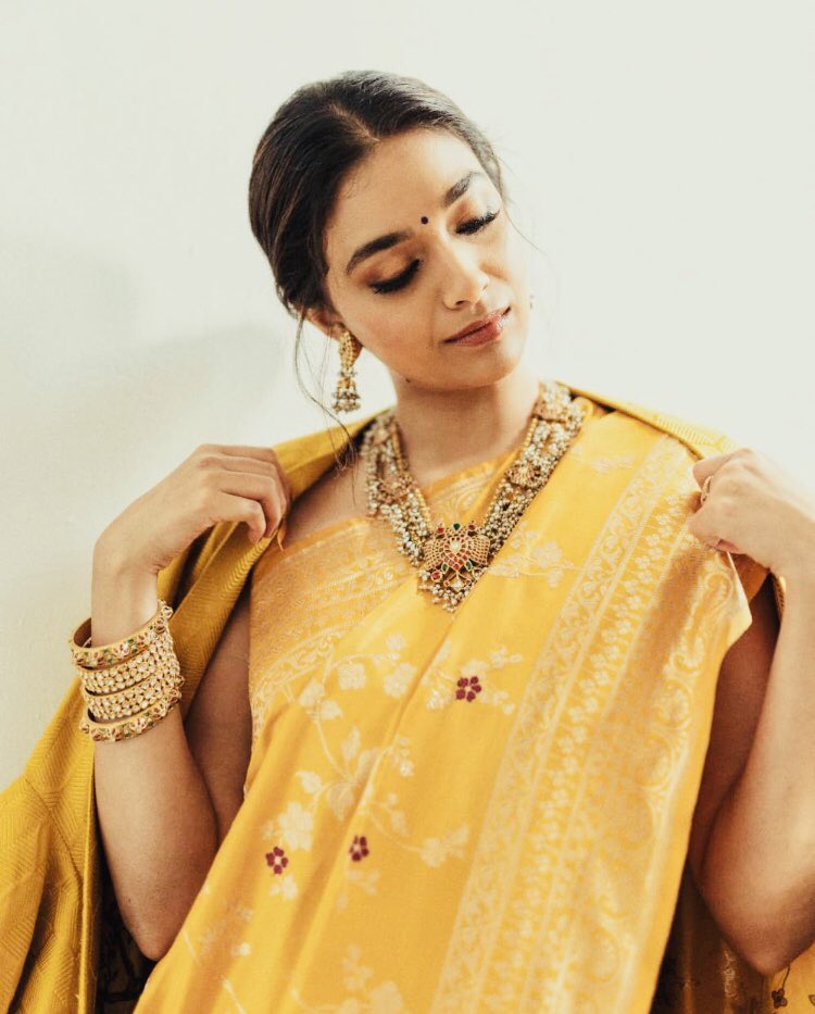 92Keerthy's tweet photo. Most people aren't #loyal to you. 
They’re loyal to their need of you. 
Moment their needs change, 
So does their Loyalty.

✔️

@KeerthyOfficial 
#KeerthySuresh
#DailyMotivation 
#LifeLessons https://t.co/QZxQbFCm9k